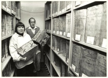 Marian de Haan en Bram Neuteboom in het depot van het Gemeente-archief. NL-HlmNHA 54020782