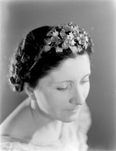 Marie Chauvel draagt een hoofdversiersel van glas, Bestanddeelnr 190-0842 photo