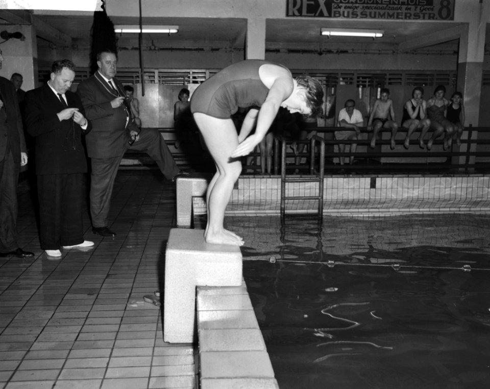Marianne Heemskerk recordpoging vlinderslag Op de schouder van clubgenoten, Bestanddeelnr 913-5143