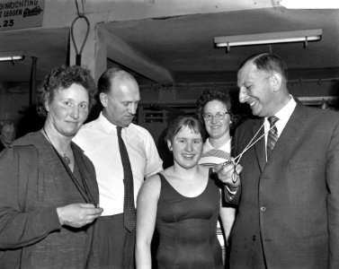 Marianne Heemskerk recordpoging vlinderslag Op de schouder van clubgenoten, Bestanddeelnr 913-5142