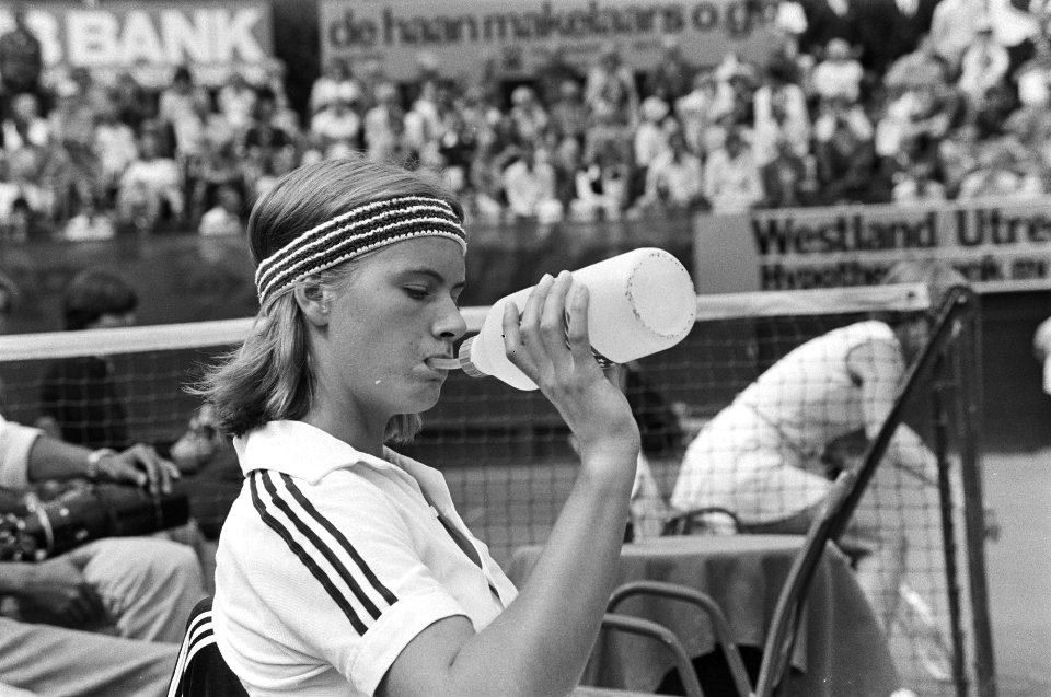 Marianne vd Torre drinkt uit een fles, Bestanddeelnr 930-4032