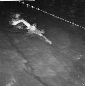 Marianne Heemskerk verbetert Europees record. Schoolslag, Bestanddeelnr 913-5753