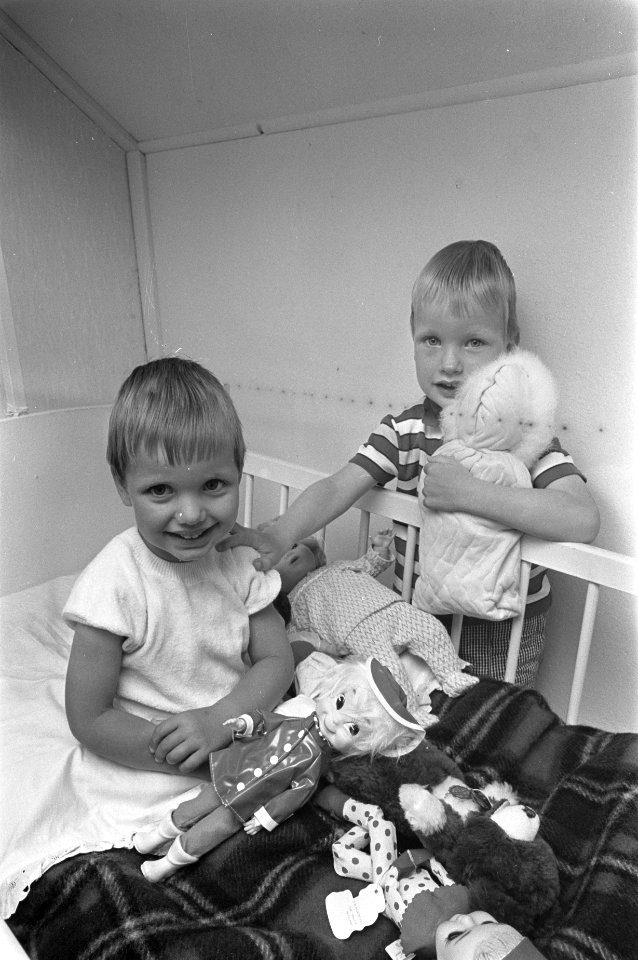 Marian Wijfje uit Zandvoort speelt alweer met poppen, rechts broertje Steven, Bestanddeelnr 921-4617