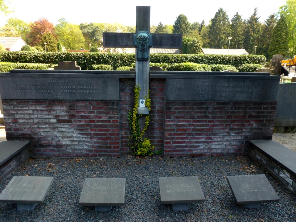 Maria-Hoop (Echt-Susteren) kerkhof, kruis groepsgraf
