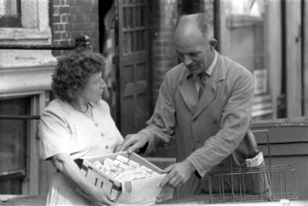 Margarine-affaire, vrouw brengt doos margarine terug, Bestanddeelnr 911-5911