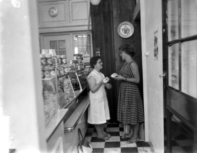 Margarine-affaire, verkoopster en huisvrouw bepraten de kwestie, Bestanddeelnr 911-5899