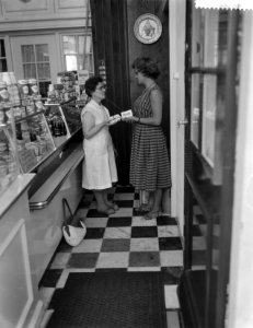 Margarine-affaire, verkoopster en huisvrouw bepraten de kwestie, Bestanddeelnr 911-5898