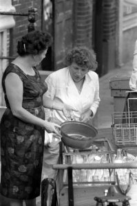 Margarine-affaire, vrouw met in margarine gebraden vlees, Bestanddeelnr 911-5910