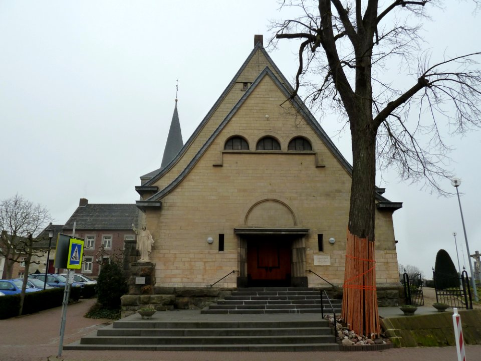 Margraten-Heilig Hartbeeld voor kerk (4)