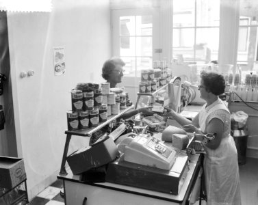 Margarine-affaire, melkvrouw verkoopt roomboter, Bestanddeelnr 911-5896 photo