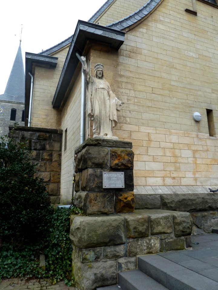 Margraten-Heilig Hartbeeld voor kerk (1)