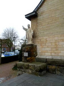 Margraten-Heilig Hartbeeld voor kerk (3)
