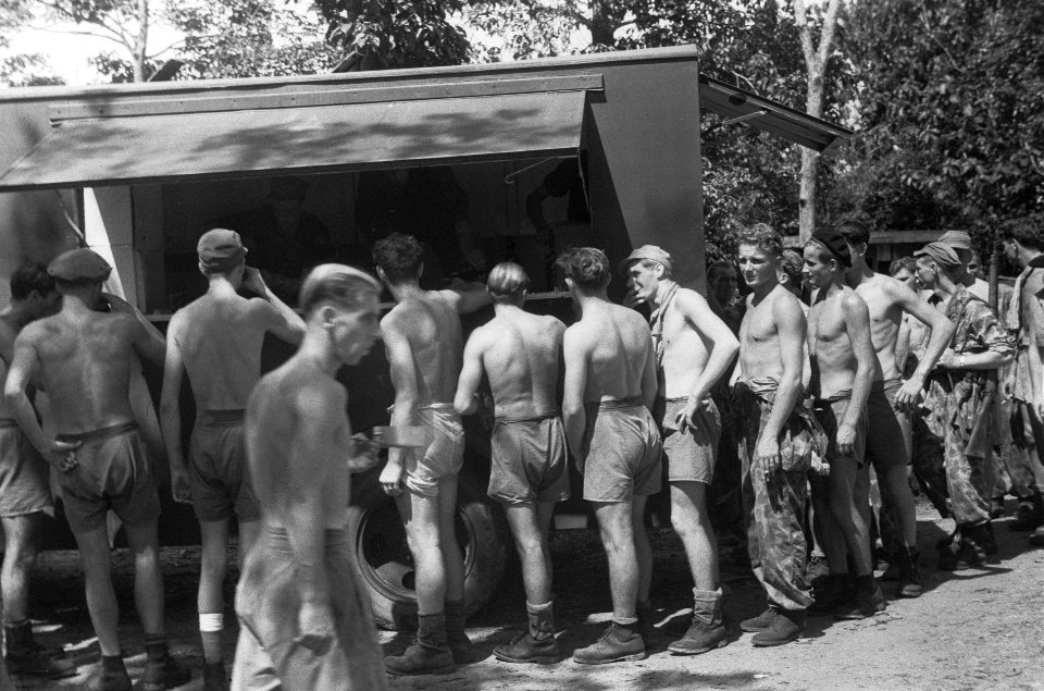 Manschappen bij een mobiele kantine, Bestanddeelnr 7302