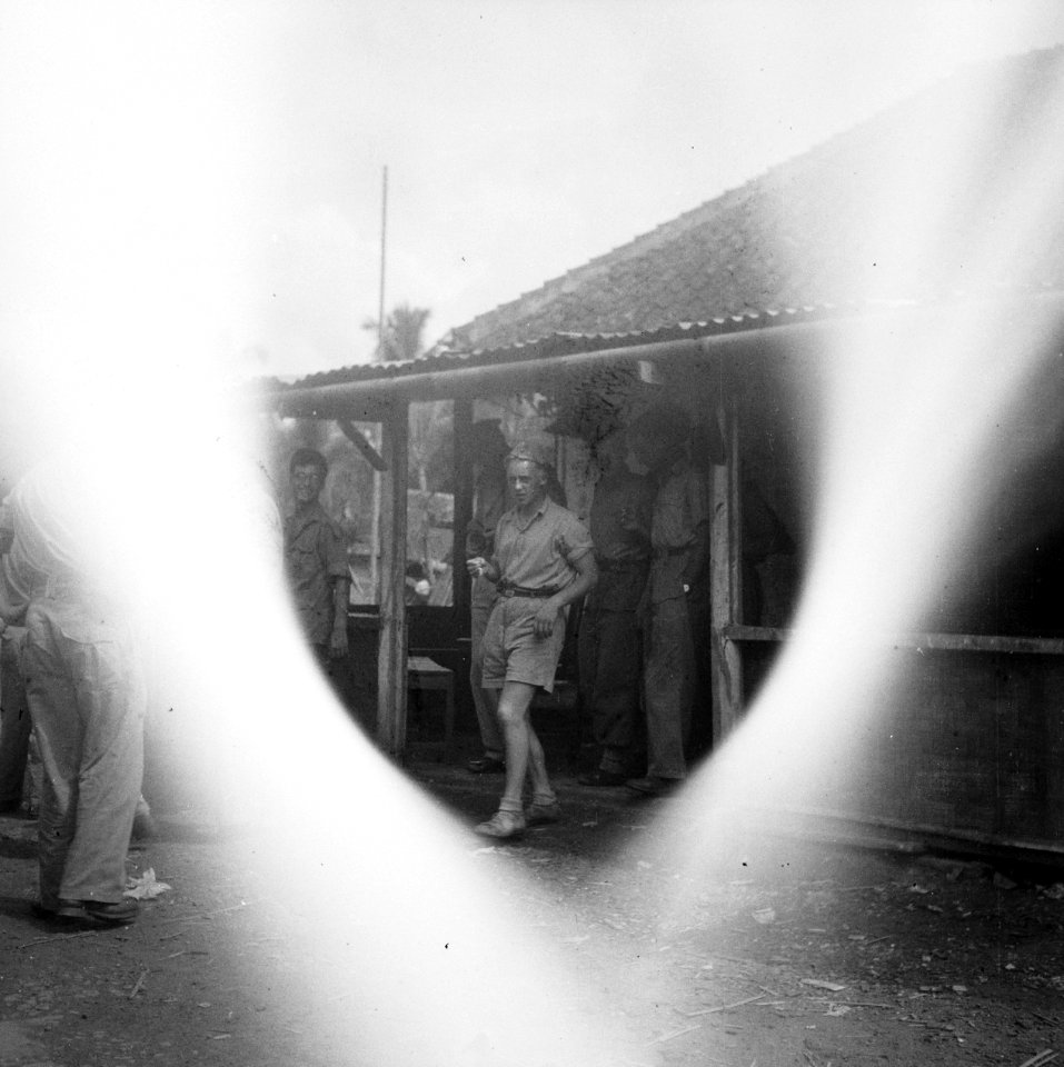 Manschappen komen uit een kantine, Bestanddeelnr 14809