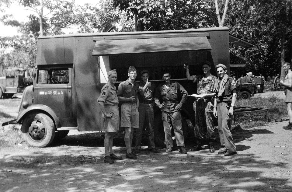 Manschappen bij een mobiele kantine, Bestanddeelnr 7313