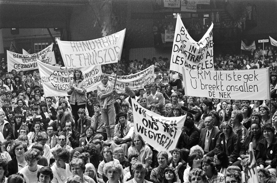 Manifestatie in Den Haag tegen bezuiniging in de gezinsverzorging in Houtrusthal, Bestanddeelnr 932-1235