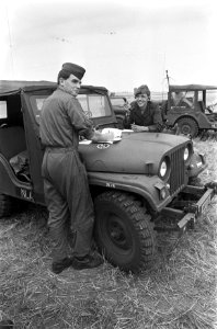 Manschappen bij een jeep, Bestanddeelnr 921-5842