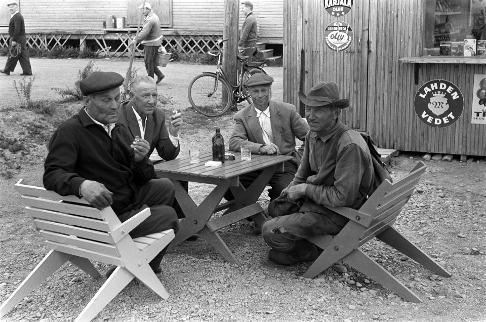 Mannen, terrassen, dranken, Bestanddeelnr 920-4705