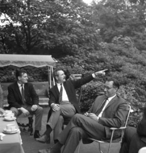 Mannen, tuinen, schommelbanken, tafels, stoelen, Bestanddeelnr 253-6473