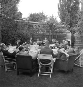 Mannen, tuinen, stoelen, zitten, kranten, lezen, Bestanddeelnr 251-8200