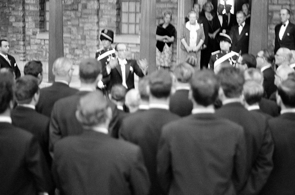Mannenkoor brengt een aubade aan de koningin voor het bordes van het oude gouver, Bestanddeelnr 919-5648