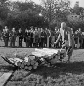 Mannen, grasvelden, planken, kruiwagens, boomstammen, Bestanddeelnr 251-8918
