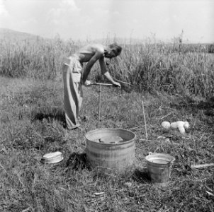 Mannen, grondboren, emmers, Bestanddeelnr 250-8647
