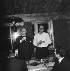 Mannen, gebouwen, interieur, eten, drinken, avond, feesten, Bestanddeelnr 253-6415