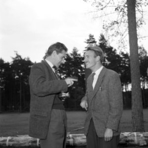 Mannen, gesprekken, bomen, Bestanddeelnr 251-9523