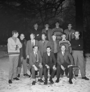 Mannen, bankjes, groepsfoto's, Bestanddeelnr 253-6339