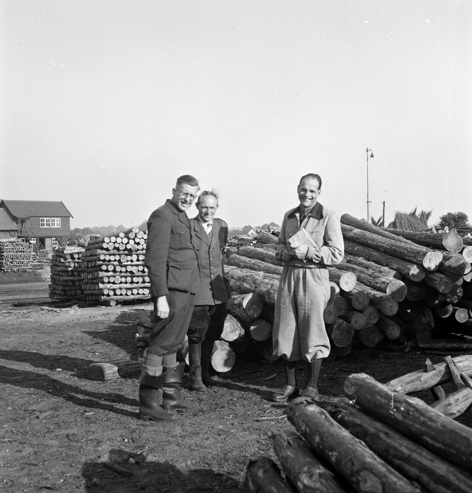 Mannen, houtopslagplaatsen, Bestanddeelnr 251-7255