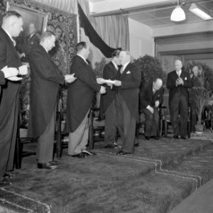 Mannen applaudiseren bij overhandiging, 3e van links fabrieksdirecteur Jan van A, Bestanddeelnr 255-8514