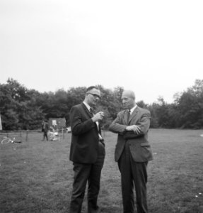 Mannen, grasvelden, gesprekken, Bestanddeelnr 253-6191
