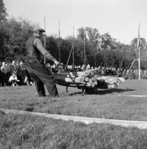 Mannen, grasvelden, planken, kruiwagens, boomstammen, Bestanddeelnr 251-8910