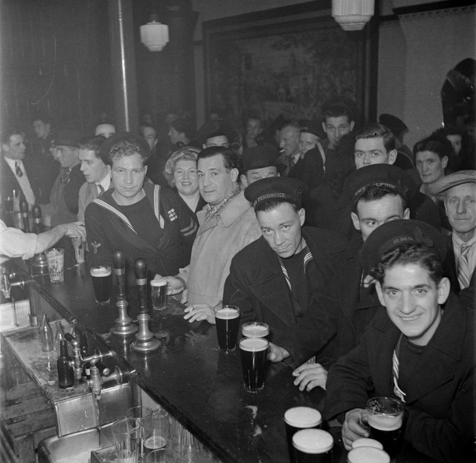 Mannen achter een pint in een pub, Bestanddeelnr 254-4033