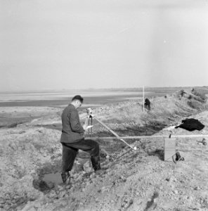 Mannen, instrumenten, graven, sloten, Bestanddeelnr 251-7600