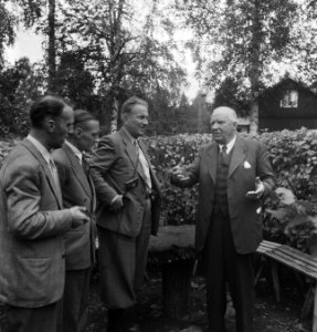 Mannen, gesprekken, tuinen, Bestanddeelnr 251-7725