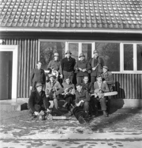 Mannen, groepsfoto's, gereedschappen, bosbouw, gebouwen, Bestanddeelnr 251-9604