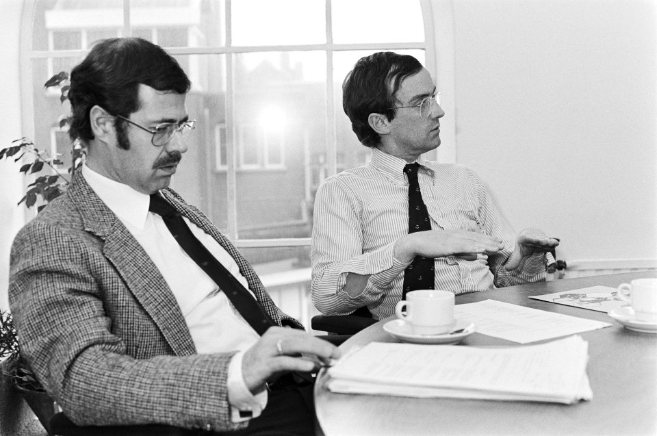 Mannen aan een tafel in het stadhuis van Amsterdam, Bestanddeelnr 931-3073