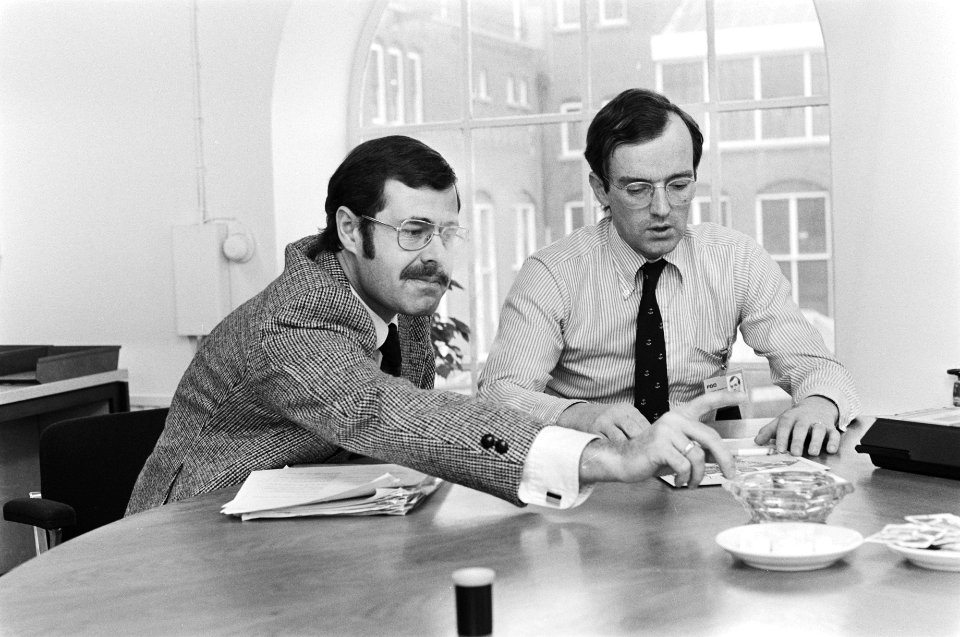 Mannen aan een tafel in het stadhuis van Amsterdam, Bestanddeelnr 931-3072