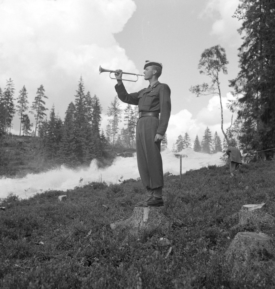 Mannen, bossen, blaasinstrumenten, rook, Bestanddeelnr 251-9372