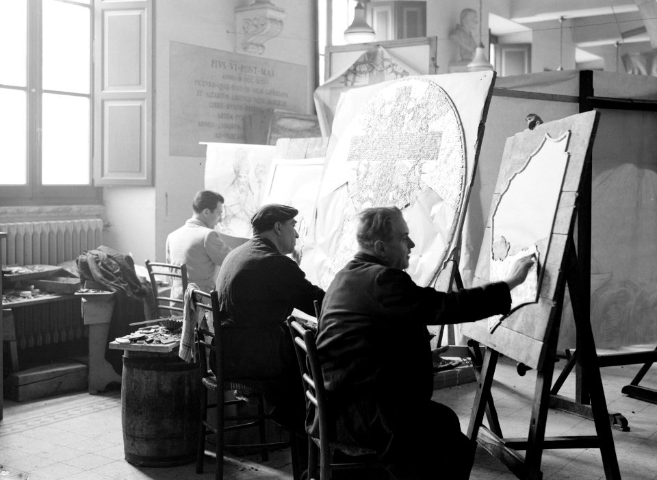 Mannen achter hun ezel aan het werk in het atelier, Bestanddeelnr 191-1317