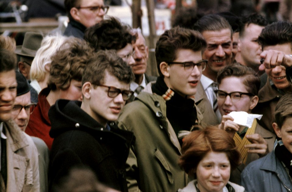 Mannen, vrouwen, straatbeelden, Bestanddeelnr 254-7107