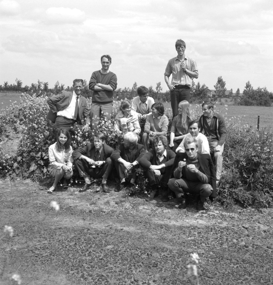 Mannen, vrouwen, struiken, groepsfoto's, Bestanddeelnr 253-6233