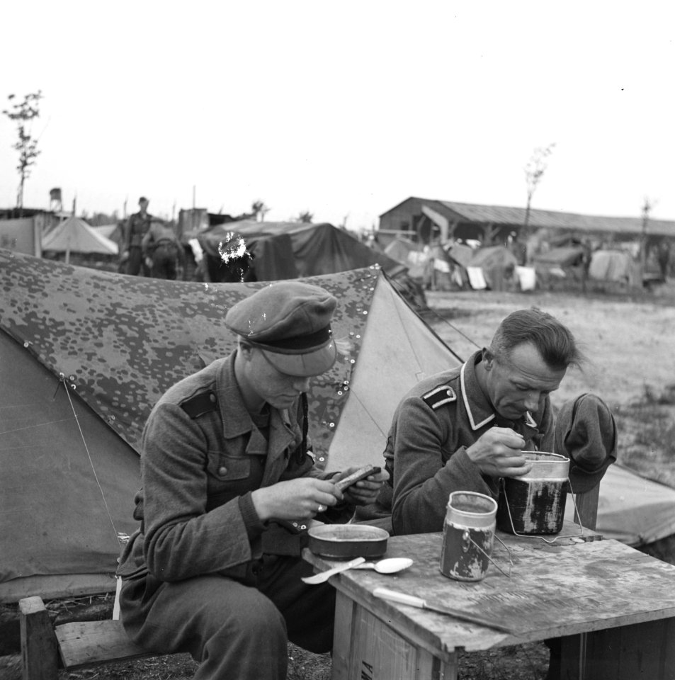 Mannen aan het eten, Bestanddeelnr 900-3398