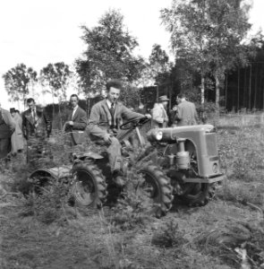 Mannen, bossen, machines, werktuigen, uitproberen, Bestanddeelnr 251-9630
