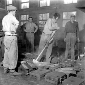 Mannen aan het werk in de bronsgieterij van kibboets Kiwath Brenner in het midd, Bestanddeelnr 255-0587