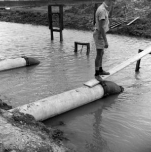 Mannen, water, buizen, Bestanddeelnr 250-8374