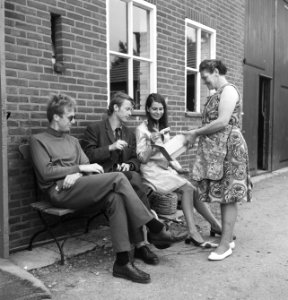 Mannen, vrouwen, gebouwen, boerderijen, bankjes, Bestanddeelnr 253-6234