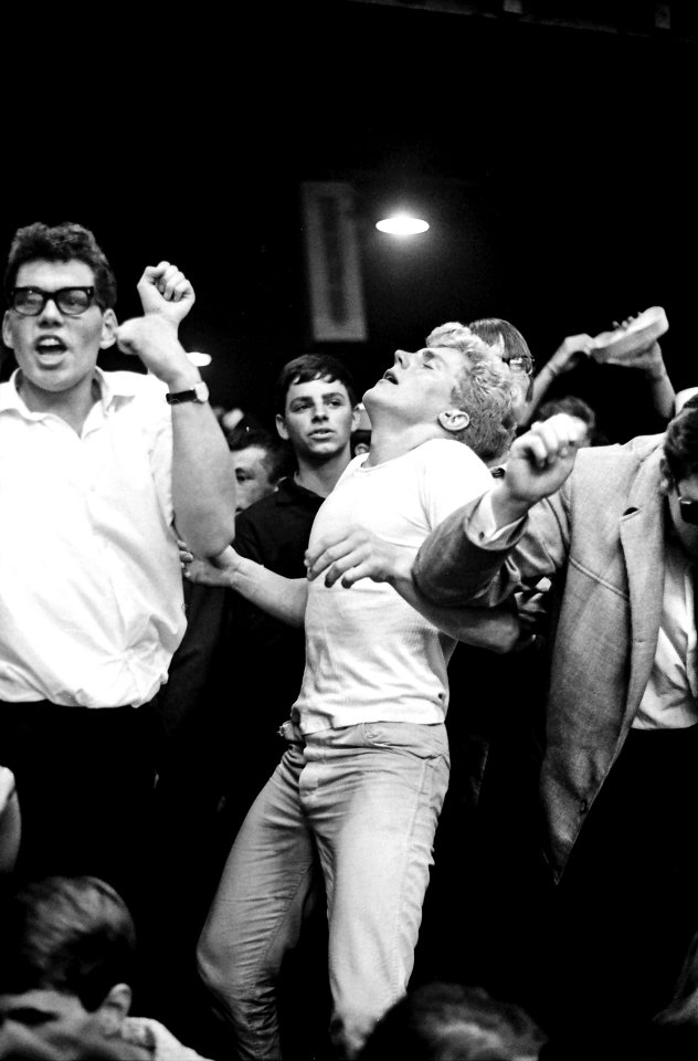 Manisch dansende fans bij het optreden van de Beatles in Blokker, NL-HlmNHA 1478 02577 01 K 16